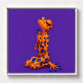 Ilustración de una rana naranja con manchas azules en posición de oración sobre fondo morado, obra Silencio de la colección Ranas Azules