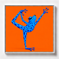 Ilustración de una rana azul en pose de yoga del bailarín sobre fondo naranja, obra Equilibrio de la colección Ranas Azules