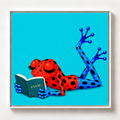 Ilustración de una rana roja con manchas negras y patas azules leyendo un libro sobre fondo azul turquesa, obra Érase de la colección Ranas Azules