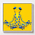 Ilustración de una rana amarilla con manchas azules meditando en posición de loto sobre fondo amarillo, obra Centro de la colección Ranas Azules